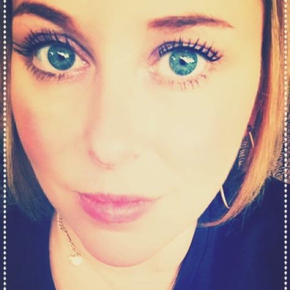 Meet your Posher, Amanda - Picture 2 of 7